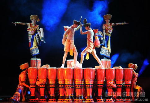 演员们在表演"象脚鼓舞"